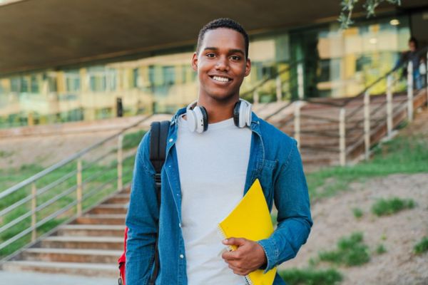 Estudante jovem sorri em referência ao fim das inscrições do Sisu 2025.