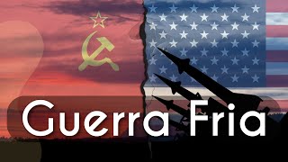 Título "Guerra Fria" escrito sobre bandeira dos Estados Unidos e bandeira da União Soviética, em alusão ao embate capitalismo versus socialismo.