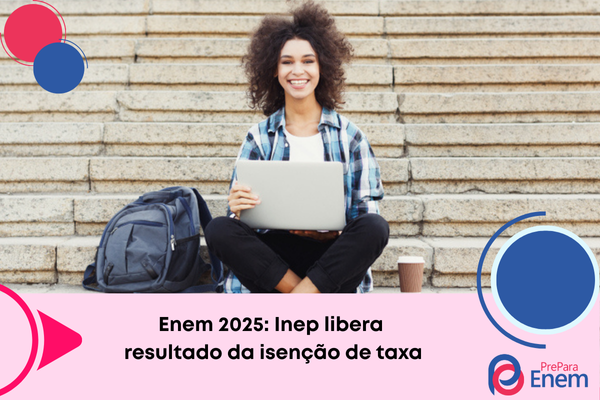 Estudante negra escrevendo em notebook sentada em uma escada