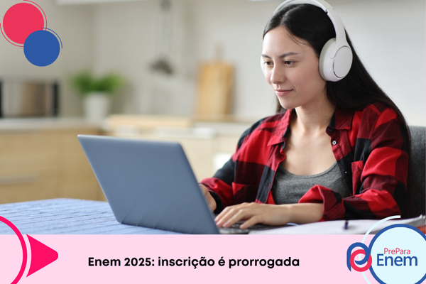 estudante morena em frente a computador