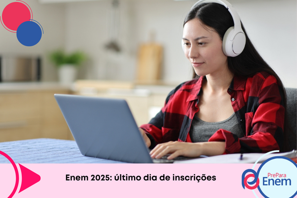 Foto: estudante no computador. Texto: título da notícia