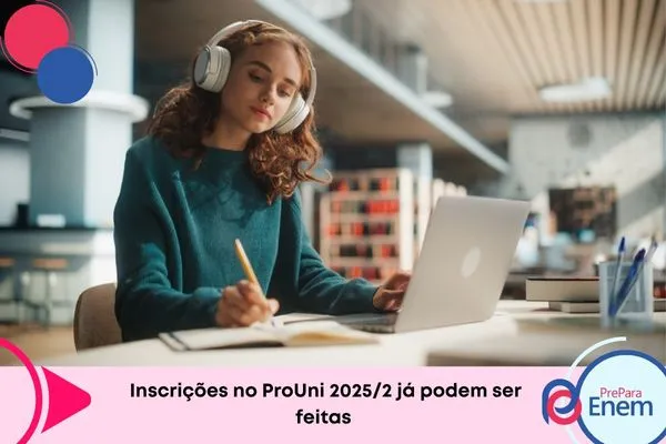Jovem sentada, usando fone de ouvido, escrevendo e com o notebook a sua frente
