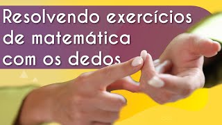 Título "Resolvendo exercícios de matemática com os dedos" escrito ao lado de imagem de mãos realizando contagem com os dedos.