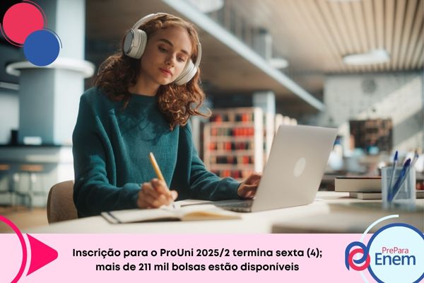Estudante branca com fone de ouvido e computador em sala de estudos
