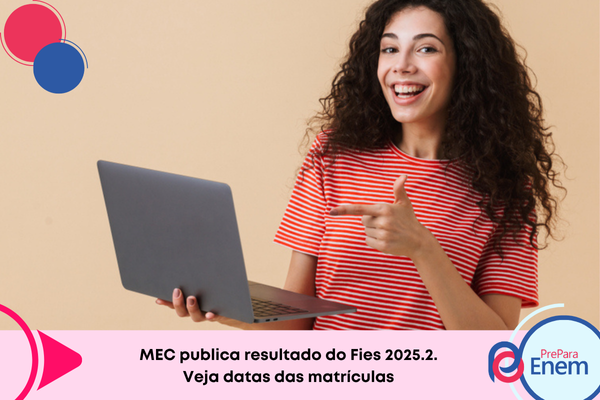 estudante com cabelos ondulados sorrindo em frente a notebook