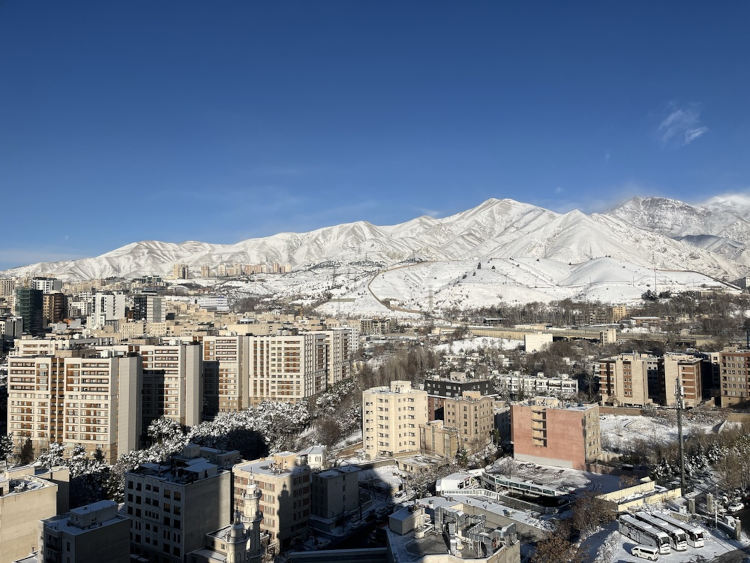 Paisagem de inverno em Teer&atilde;, capital do Ir&atilde;, a cidade mais populosa do pa&iacute;s.