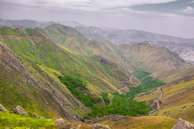 Paisagem formada pela Cordilheira de Zagros, parcialmente localizada no Ir&atilde;.