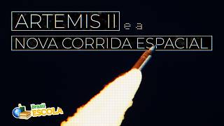 Texto "Artemis II e a nova corrida espacial" escrito sobre fundo espacial sendo cruzado por um foguete.