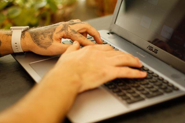Pessoa usando seu laptop.