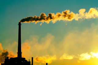 A principal fonte de emissão do dióxido de enxofre para a atmosfera é a queima de combustíveis fósseis