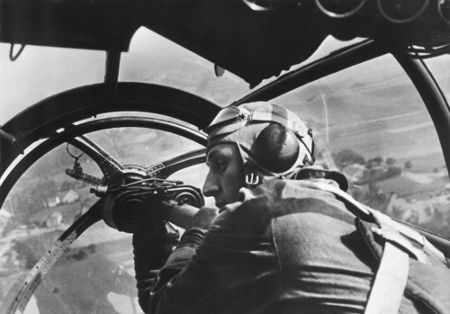 Soldado alemão em um ataque aéreo durante a invasão da Polônia no dia 16 de setembro de 1939