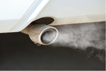 Grande parte do monóxido de carbono da atmosfera é emitida pelos escapamentos dos veículos