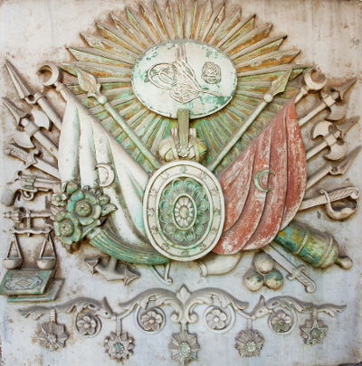 Acima, emblema do Império Turco-Otomano