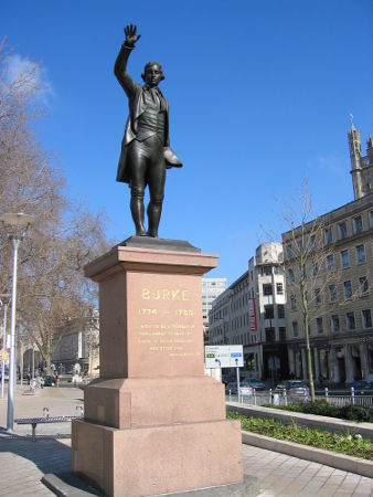 Acima, estátua do filósofo irlandês Edmund Burke