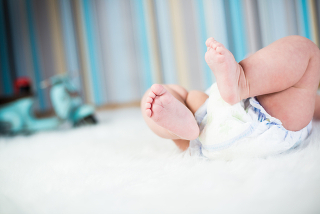 As fraldas descartáveis usadas pelos bebês agridem o meio ambiente tanto no processo de produção quanto após o seu uso