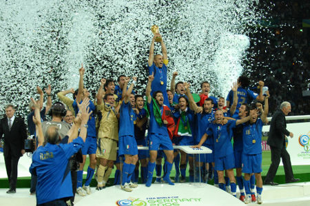 Seleção italiana é uma das mais tradicionais da história da Copa e venceu pela última vez em 2006 *