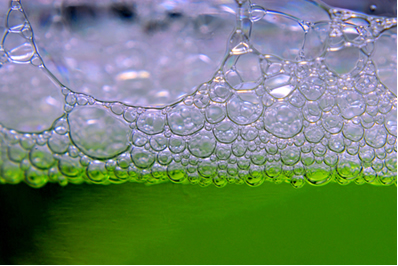 Na flotação, as partículas suspensas são arrastadas por uma espuma formada por bolhas de ar