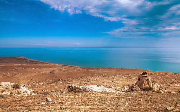 O Mar Cáspio integra a Depressão Aralo-Caspiana, localizada entre o continente europeu e o continente asiático.