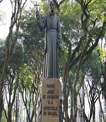 Monumento do padre José de Anchieta situado na Praça da Sé, em São Paulo