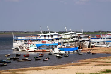 Barcos e navios realizam o deslocamento de passageiros e mercadorias sobre o rio