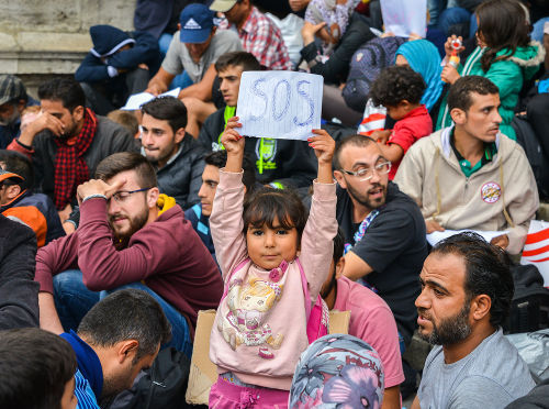 Grupo de refugiados na Estação ferroviária de Budapeste, em setembro de 2015 *