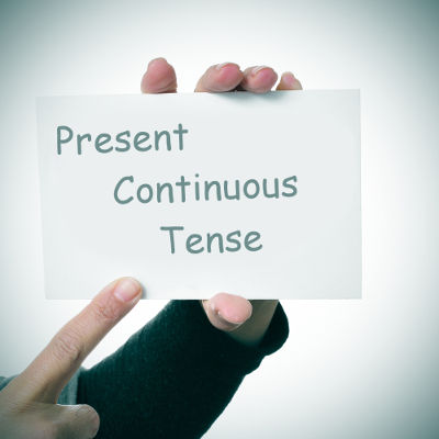 Usamos o “Present Continuous” para descrever uma ação inacabada no presente