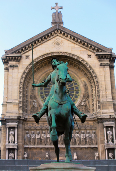 Monumento à Joana D' Arc em frente à Catedral de Sto. Agostinho, Paris