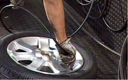 É necessário que a calibragem dos pneus seja feita a frio, pois a pressão do ar dentro deles pode aumentar ou diminuir de acordo com a temperatura