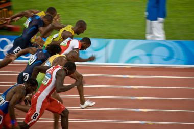 Na prova dos 100 metros rasos, a velocidade média dos atletas é definida pela razão entre os 100 m e o tempo gasto pelo atleta para completar a prova*