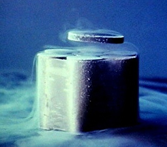 Material cerâmico resfriado à baixa temperatura