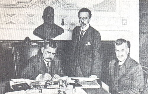 Presidente Venceslau sentado, à esquerda, assinando a declaração de guerra contra a Alemanha
