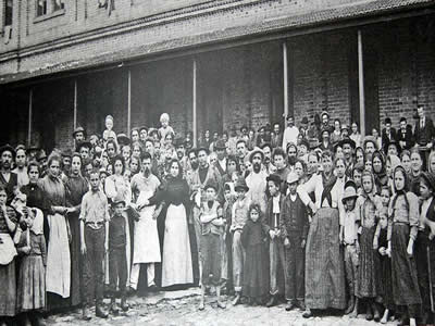 Imigrantes europeus fotografados em frente à Hospedaria dos Imigrantes em São Paulo. Fotografia de Guilherme Gaensly (1843-1928)