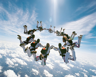 Os paraquedistas possuem movimento vertical para baixo pelo fato de estarem sob a ação da aceleração da gravidade