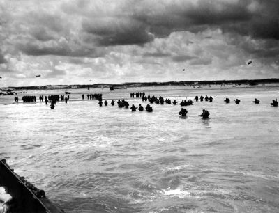 Tropas aliadas desembarcando nas praias da Normandia em 1944