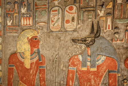 Parede da tumba do faraó Horemheb com a imagem de Anúbis (cabeça de chacal), deus dos mortos e da mumificação *