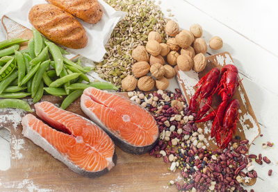 A vitamina B é encontrada em diversos tipos de alimentos, como cereais e peixes