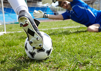 jogadores de futebol se preparam para chutar a bola durante o jogo