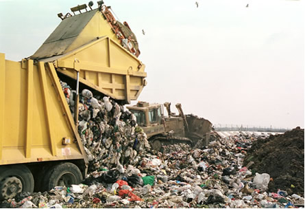 Com o uso generalizado dos plásticos (polímeros artificiais), o problema do descarte do lixo vem se agravando cada dia mais