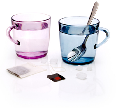 A xícara rosa contém apenas água e sua pressão de vapor é maior do que a da mistura de água com açúcar na xícara azul
