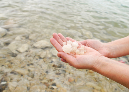 O principal sal presente na água do mar é o cloreto de sódio (NaCl- sal de cozinha)
