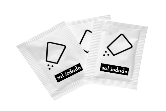 Pacote de papel com sal iodado (“iodized salt”)