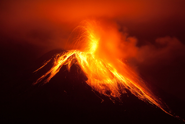 Vulcão Tungurahua em erupção no Equador, em novembro de 2011
