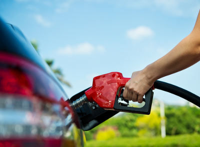 Não é aconselhável encher completamente o tanque do carro de gasolina: um aumento de temperatura causará dilatação e vazamento de combustível