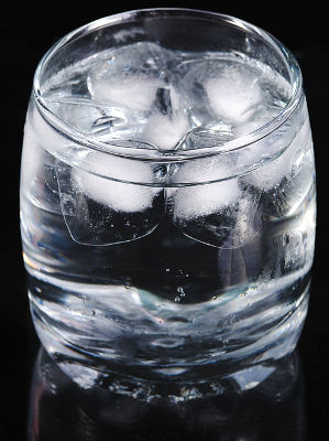 A água é um composto molecular que pode ser manipulado facilmente em mais de um estado físico
