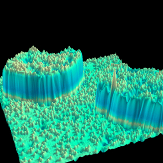 Imagem de microscópio de tunelamento mostrando impurezas de cromo em superfície de ferro