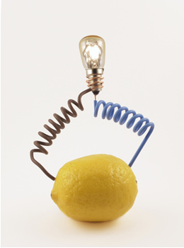 Segundo a Teoria de Arrhenius, o limão acende uma lâmpada porque como ele é ácido, ele possui íons livres que conduzem a corrente elétrica