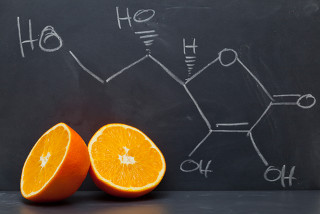 Fórmula química do ácido ascórbico ou vitamina C, que está presente na laranja