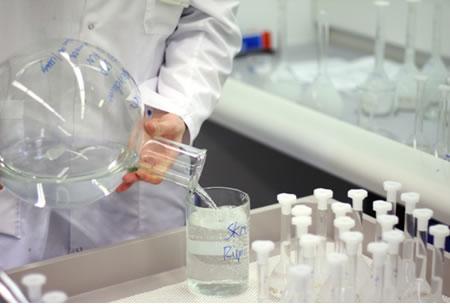 Muitos solventes não inflamáveis usados em laboratórios e indústrias são compostos clorados obtidos por halogenação, que é uma reação de substituição