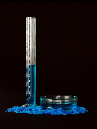 A solução aquosa de sulfato de cobre é azul por causa de seus cátions cobre. Mas, quando esses cátions sofrem redução, a solução muda de cor