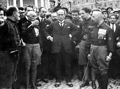 Acima, Mussolini, no centro da imagem, rodeado por companheiros fascistas